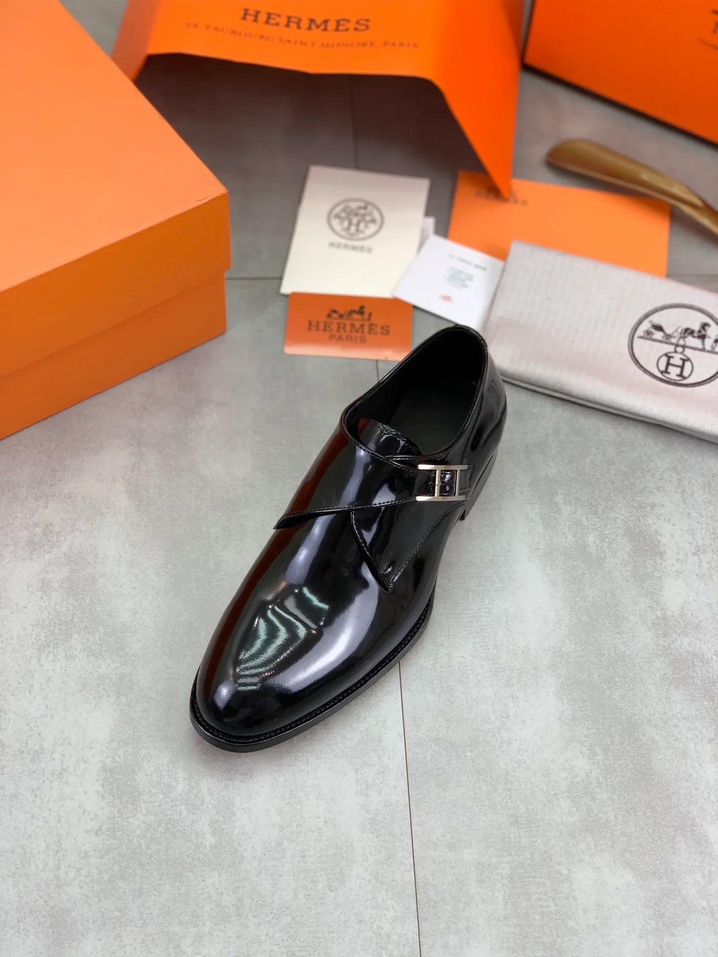 Factory price P940 💰💎💎💎 Original genuine leather outsole Brand: Hermès Grade: Same as the official website Original quality materials: Original soft calfskin Water-dyed cowhide lining Original Italian genuine leather outsole Style categories: Men's fashion Formal casual leather shoes Slip-on men's shoes series Young fashion European and American trends British style Code number: 39-45 (38.46 can be customized)